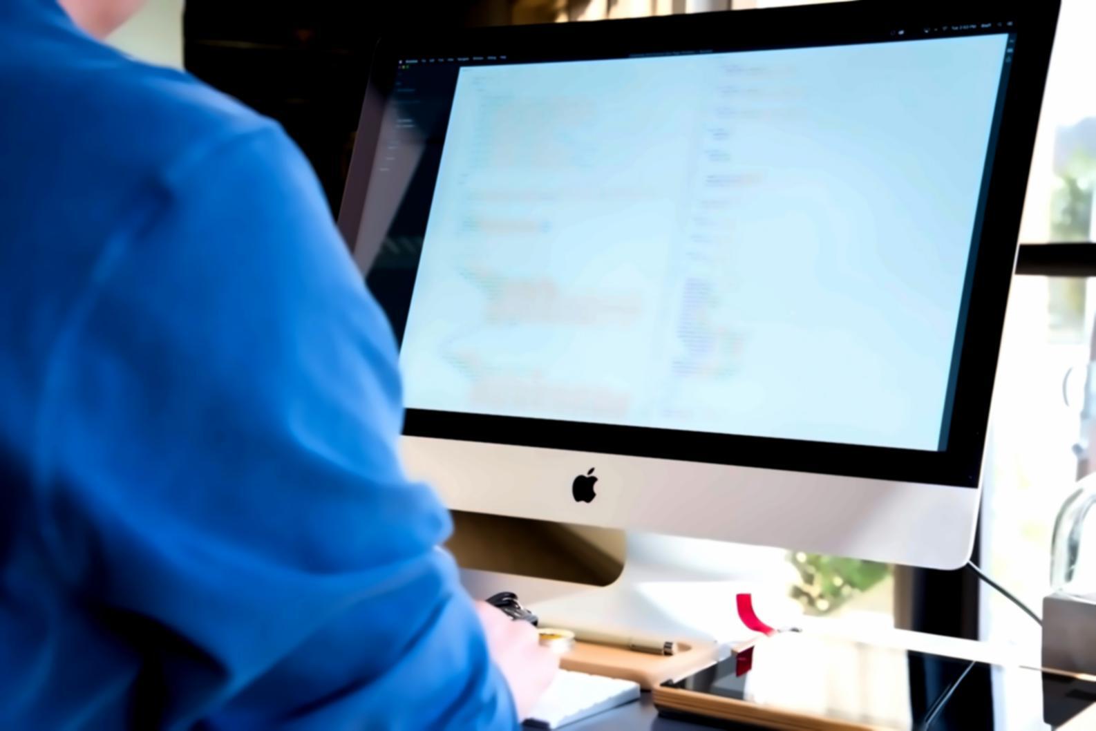 Zespół pracujący nad prototypem gry podczas kursu