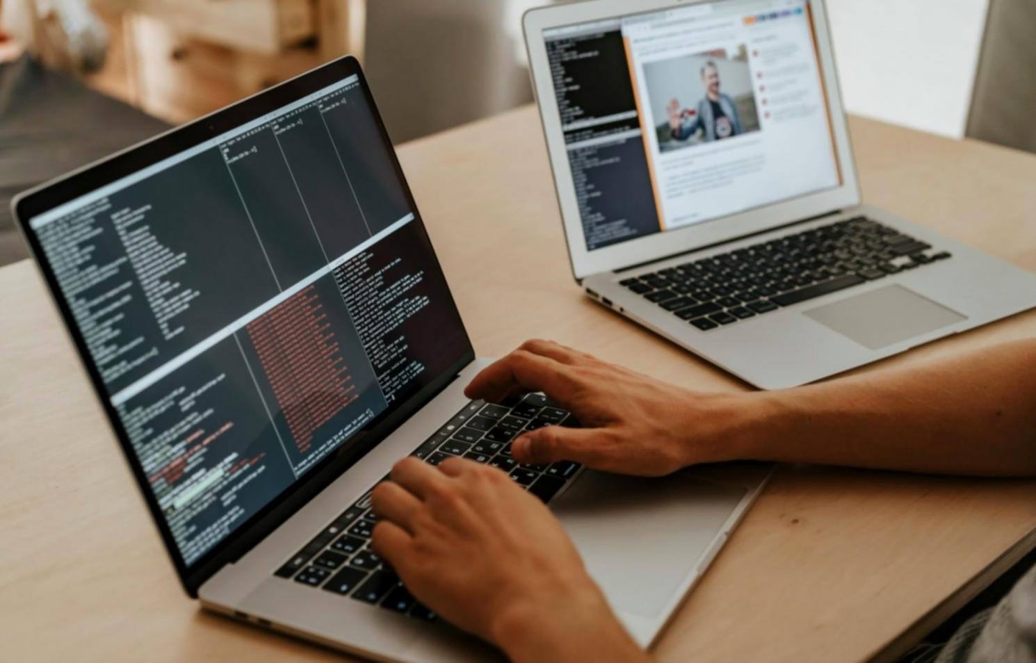 Warsztat programowania gier - studenci pracujący nad projektami