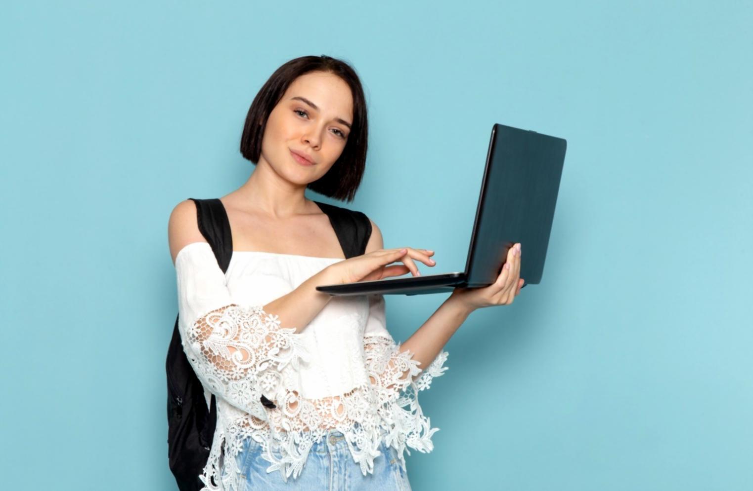 Stanowisko programistyczne przygotowane do nauki - monitor, klawiatura i notatnik